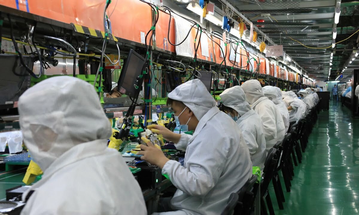 Workers at Foxconn’s massive Chinese iPhone manufacturing leave out of fear of COVID