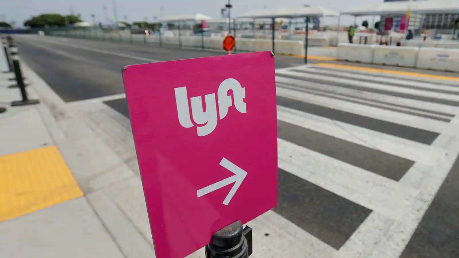 Lyft shares tank 26% on higher cost of getting drivers back on street